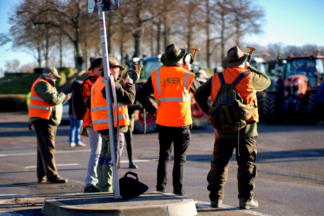 Personen mit orangenen Westen
