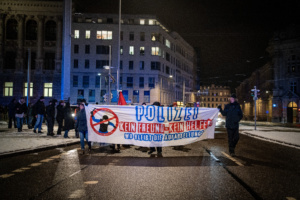 Demonstrationszug mit Plakat im Süden Leipzigs am 3. Dezember 2023