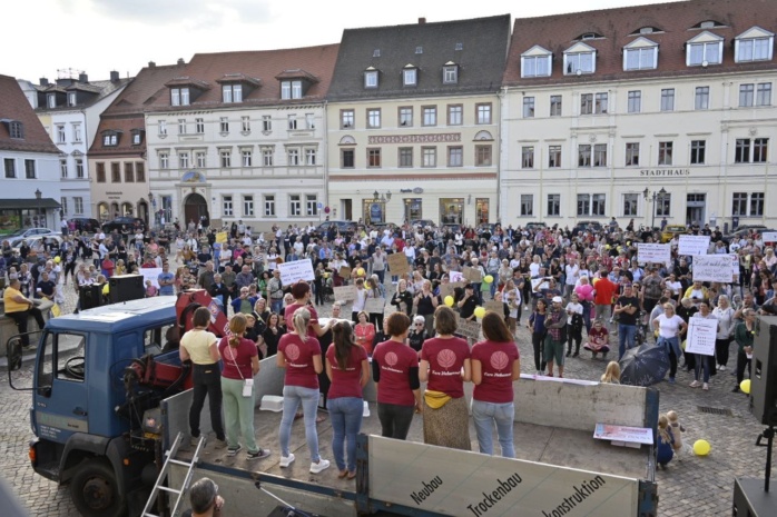 Rund 1000 Menschen demonstrierten für den Erhalt der Geburtshilfe in Grimma. Foto: privat