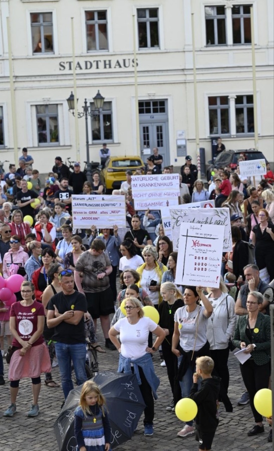 Rund 1000 Menschen demonstrierten für den Erhalt der Geburtshilfe in Grimma. Foto: privat