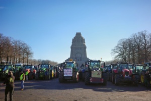 Traktoren vor dem Völkerschlachtdenkmal bei Sonnenschein