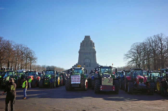Traktoren vor dem Völkerschlachtdenkmal bei Sonnenschein