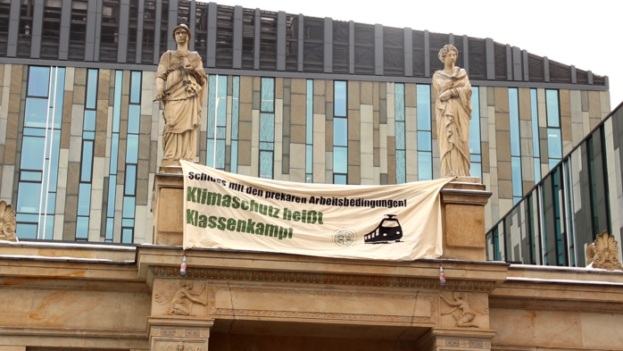 Über dem Eingang des Neuen Augusteum wurde ein Banner aufgehangen. Foto: Katharina Subat / LZ TV