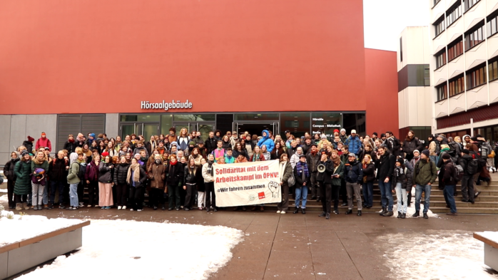 Rund 150 Studierende versammelten sich zu einem Soli-Foto mit den Beschäftigten im ÖPNV. Foto: Katharina Subat / LZ TV