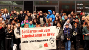 Rund 150 Studierende versammelten sich zu einem Soli-Foto mit den Beschäftigten im ÖPNV. Foto: Katharina Subat