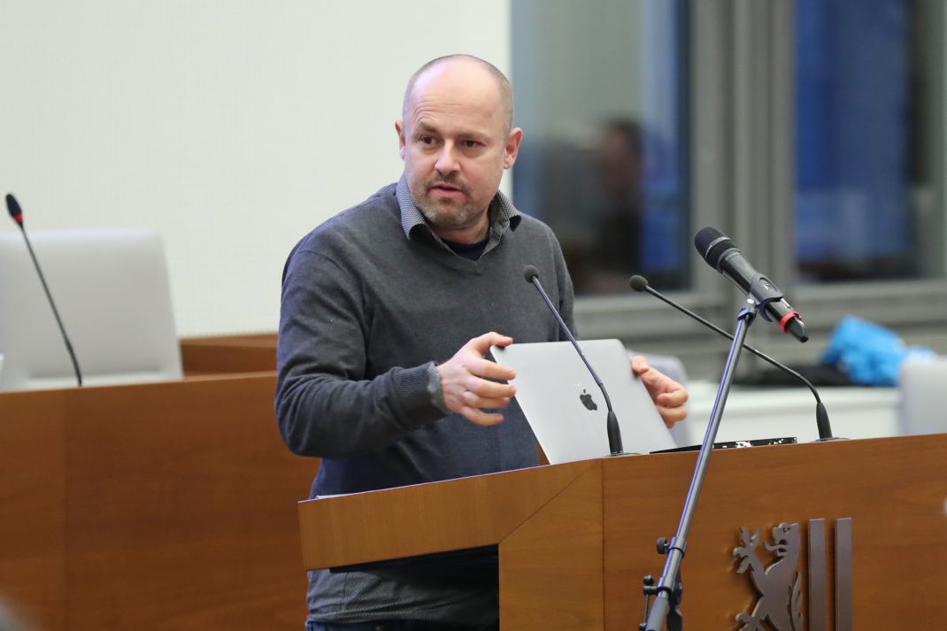 Tobias Peter am Rednerpult im Stadtrat.