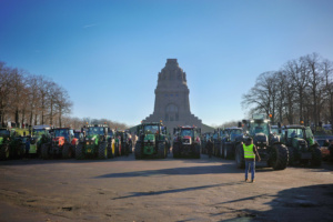 Traktoren am Völkerschlachtdenkmal, blauer Himmel.