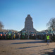 Traktoren am Völkerschlachtdenkmal, blauer Himmel.