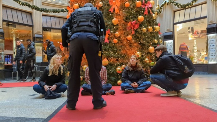 Aktivist*innen der „Letzten Generation“ haben am 13. Dezember 2023 den Weihnachtsbaum in der Mädlerpassage in Leipzig mit Farbe besprüht. Foto: Yaro Allisat