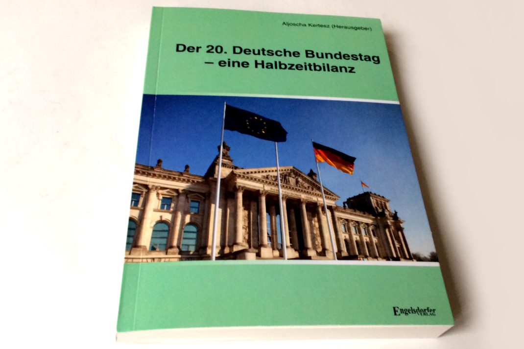 Aljoscha Kertesz (Hrsg.): Der 20. Deutsche Bundestag – eine Halbzeitbilanz. Foto: Ralf Julke
