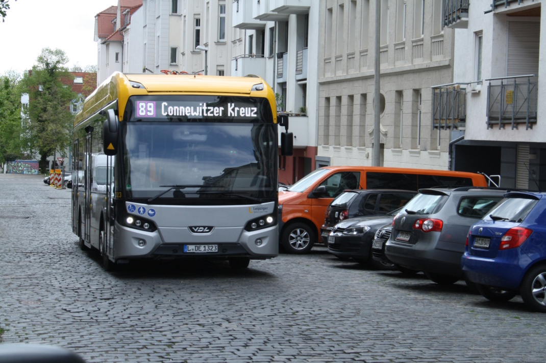 Buslinie 89 kurz vor der Haltestelle Connewitzer Kreuz. Foto: Ralf Julke