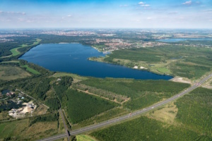 See in der Landschaft, Luftaufnahme.