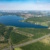 See in der Landschaft, Luftaufnahme.