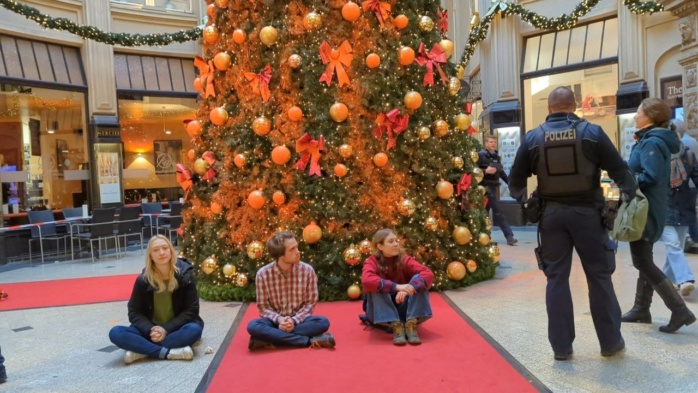 Aktivist*innen der „Letzten Generation“ haben am 13. Dezember 2023 den Weihnachtsbaum in der Mädlerpassage in Leipzig mit Farbe besprüht. Foto: Yaro Allisat