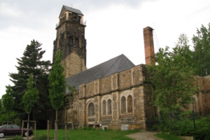 Aufnahme Kirchengebäude, umgeben von grün.