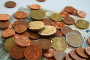 Euro- und Centmünzen liegen gehäuft herum.