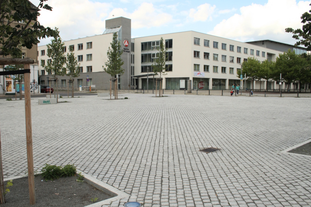 Zugepflasterter Platz in der Stadt.