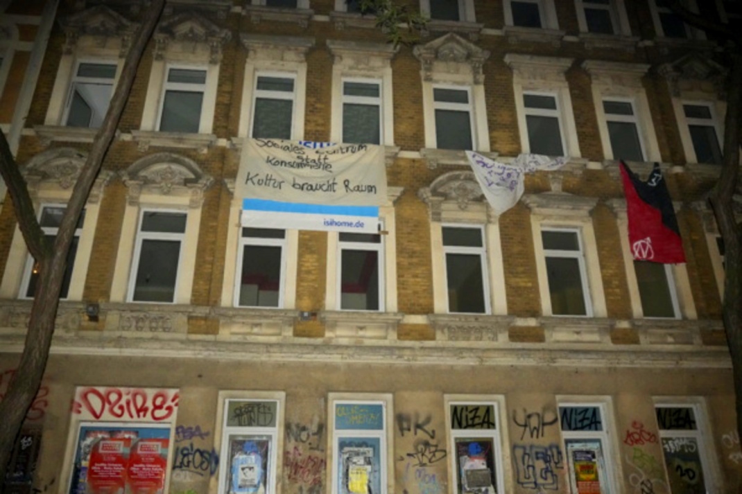 Hausfassade mit Transparenten.