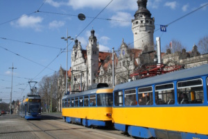 Straßenbahnen in Leipzig, Neues Rathaus, blauer Himmel und Wolken.