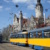 Straßenbahnen in Leipzig, Neues Rathaus, blauer Himmel und Wolken.