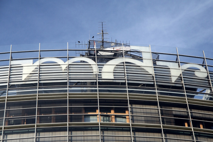 Logo auf dem Hochhaus des MDR in Leipzig. Foto: Matthias Weidemann