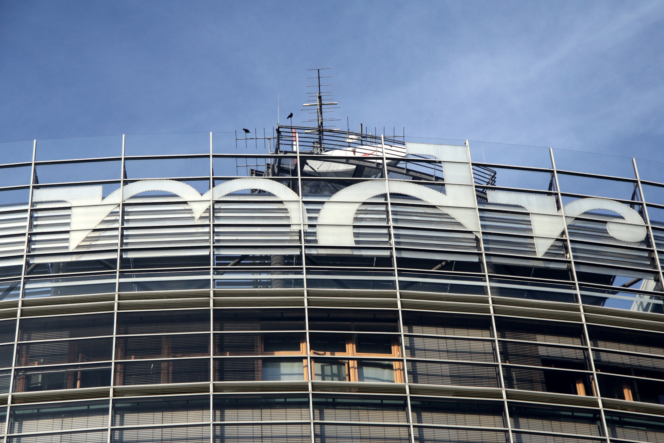 Logo auf dem Hochhaus des MDR in Leipzig. Foto: Matthias Weidemann