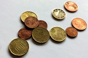 Centmünzen liegen auf Fläche.