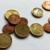 Centmünzen liegen auf Fläche.