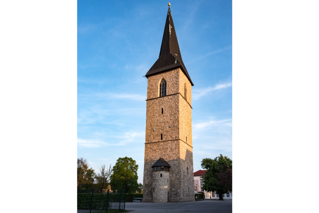 Kirchturm und blauer Himmel.