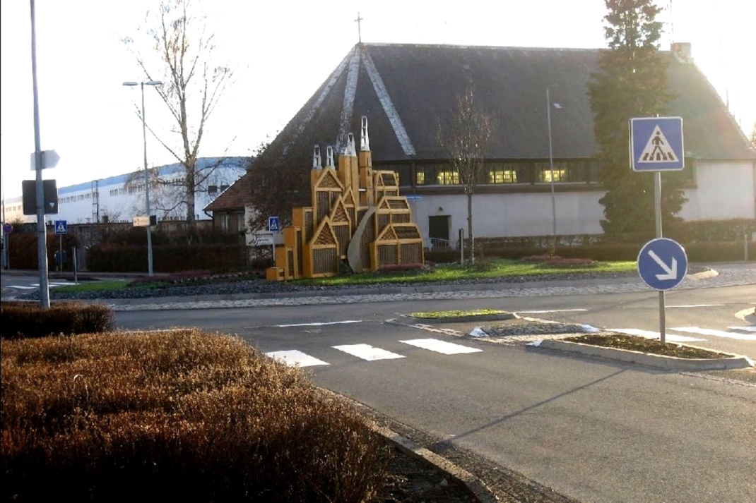 Straße mit Zebrastreifen und Kirchgebäude.