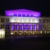 Beleuchtetes Opernhaus in Leipzig in der Dunkelheit.