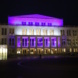Beleuchtetes Opernhaus in Leipzig in der Dunkelheit.