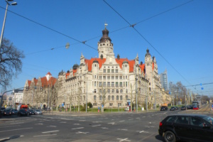 Außenaufnahme Neues Rathaus, Straßé und blauer Himmel.