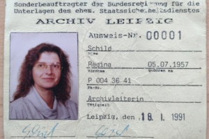 Der Ausweis von Regina Schild als Mitarbeiterin der Stasi-Unterlagenbehörde. Foto: Björn Menzel