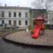 Gebäude und Spielplatz.