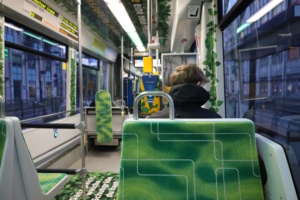Straßenbahn mit grünen Sitzen, Innenaufnahme.