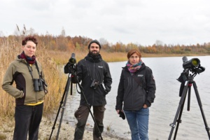 Lena Urban, Alexander Thomas und Heike Franke (von links) sind im Naturschutzgebiet regelmäßig unterwegs - hier am Ufer des Zwochauer Sees. Foto: LRA/Bley