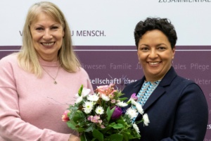 Ministerin Petra Köpping begrüßt Landestierschutzbeauftragte Carina Heinrich im Amt © SMS