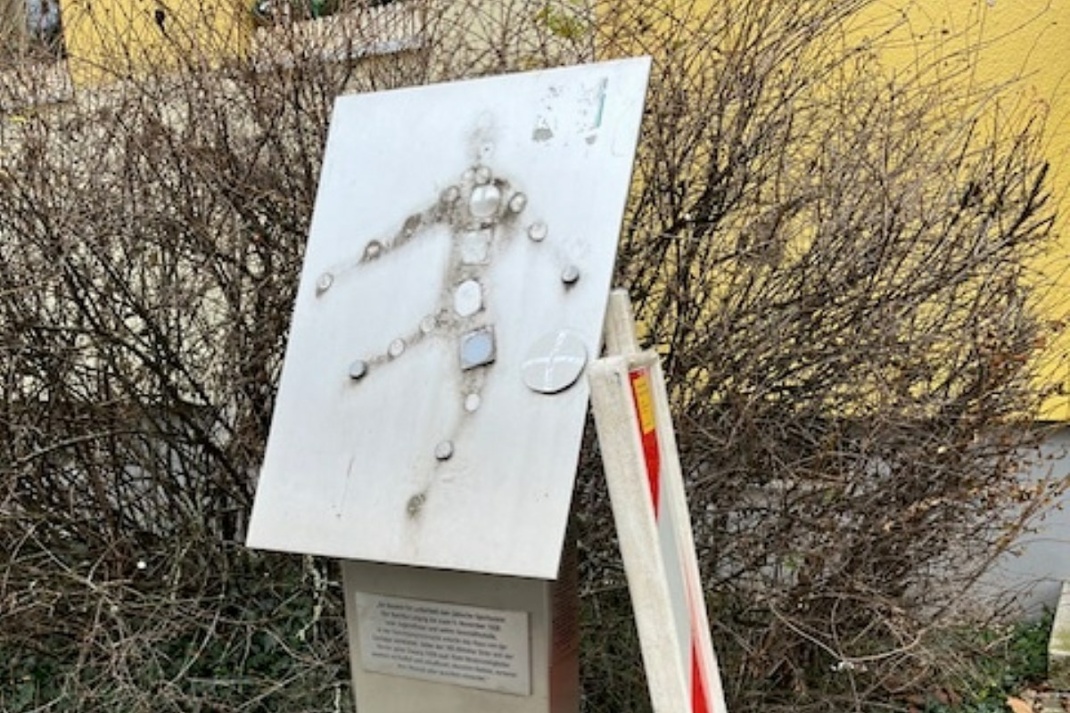 Die zerstörte Stele. Quelle: Konrad Wagner