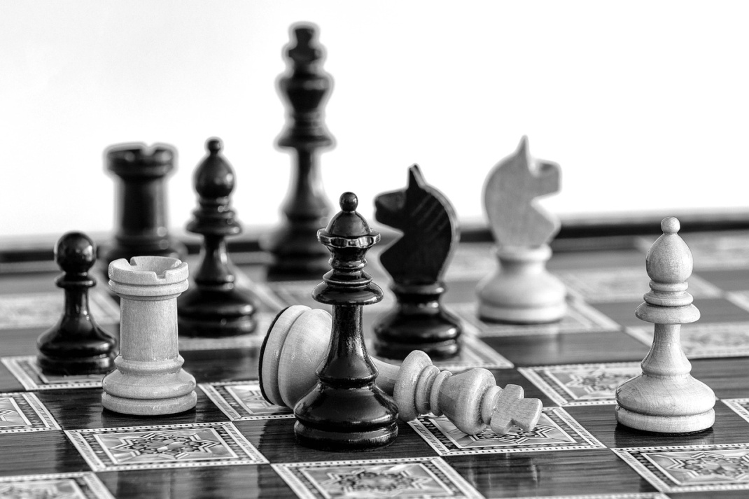 Schachfiguren auf einem Schachbrett