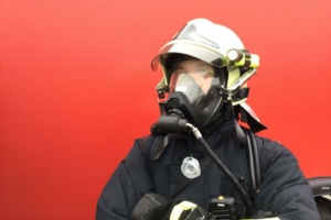 Feuerwehrmann mit Maske.
