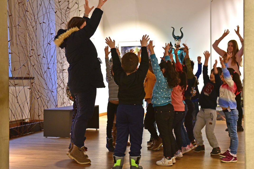 Spaß für Jung und Alt: Gruppenführungen auf Schloss Hartenfels sind zunehmend nachgefragt. Foto: LRA/Bley