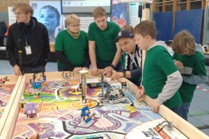 First Lego League in Leipzig: Die „MRGE-Juniors“ hochkonzentriert am Wettkampf-Tisch. Foto: Rinckart-Gymnasium