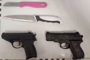 Gefundene Messer und Pistolen. Bild: Bundespolizei Leipzig
