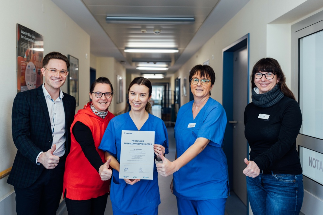Till Sander (Kaufmännischer Leiter der Helios Klinik Leisnig), Pflegedirektorin Uta Reichel und Nancy Beyer (ausgezeichnet mit dem Fresenius Ausbildungspreis) mit Mutter Mandy Beyer sowie Praxisanleiterin Katrin Hahnen (von links nach rechts).