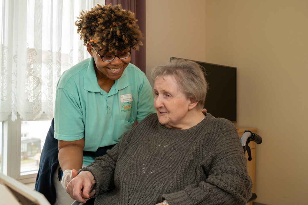 Minosette mit Bewohnerin. Foto: Die Johanniter