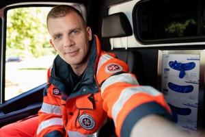 Johanniter-Notfallsanitäter im Rettungswagen