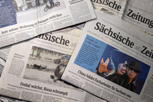 Viele verschiedene Ausgaben der Sächsischen Zeitung übereinandergelegt.