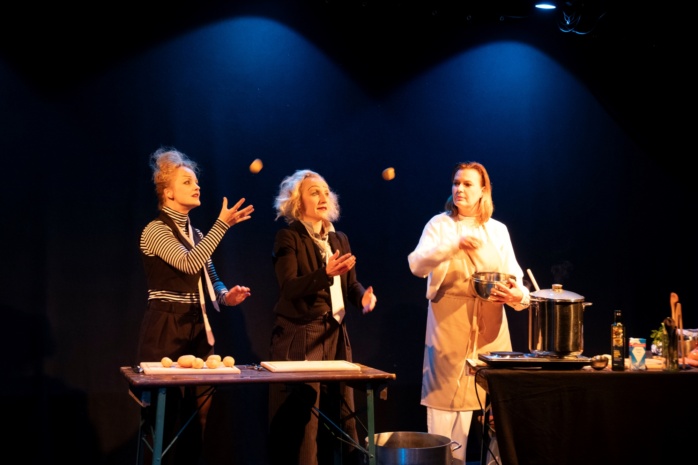 Anja Panse und Anna Keil und Dinah Ehm in Peace Food. Foto: Ralph Bergel