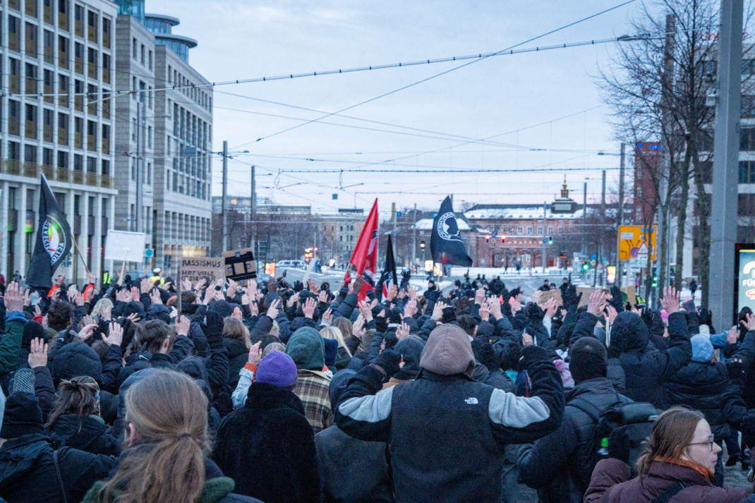 Menschenmenge bei Demo gegen Rechts.